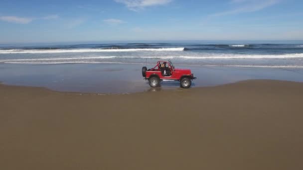 Plano Aéreo 4X4 Todoterreno Conduciendo Playa — Vídeos de Stock