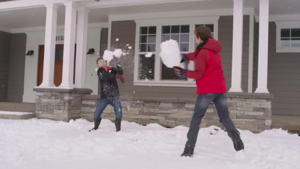 Pojkar Som Har Snöbollskrig Hemma Vintern — Stockvideo