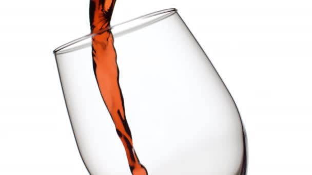 Slow Motion Shot Van Rode Wijn Gieten Glas Witte Achtergrond — Stockvideo