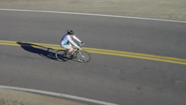 Человек Велосипеде Проселочной Дороге Видом Озеро — стоковое видео