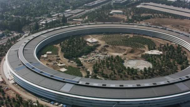 カリフォルニア州クパチーノ 2017年頃 Apple Inc の新しい本社であるApple Parkの空中ビューは 宇宙船 と呼ばれています CineflexとRed Epic — ストック動画