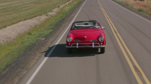 Tracking Shot Man Driving Classic Convertible Car Country Road Totalmente — Vídeos de Stock
