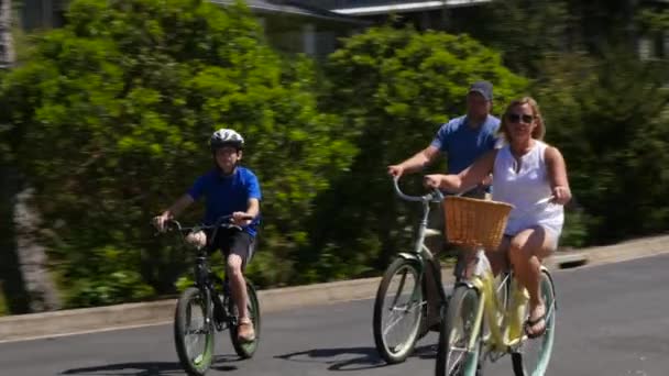 Familievalg Sykler Sammen Kystferiefellesskap – stockvideo