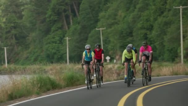 Kamerafahrt Einer Radfahrergruppe Auf Landstraße Vollständig Für Den Kommerziellen Einsatz — Stockvideo