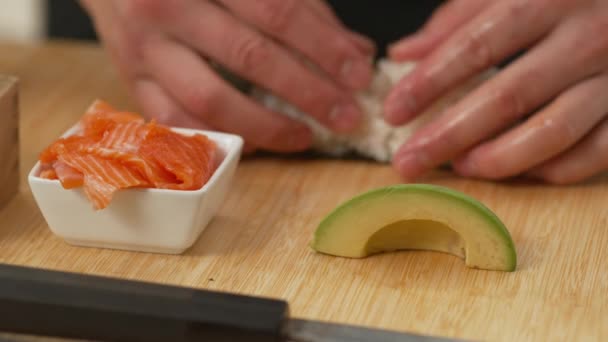 Sushi Kock Förbereder Sushi Rullar — Stockvideo