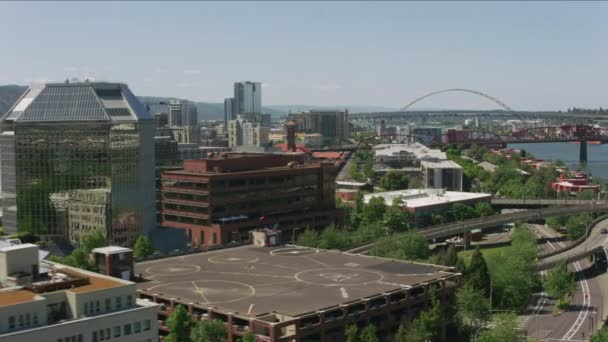 オレゴン州ポートランド2017年頃ポートランド中心街とMax列車の昼間空撮 CineflexとRed Epic Heliumで撮影 — ストック動画