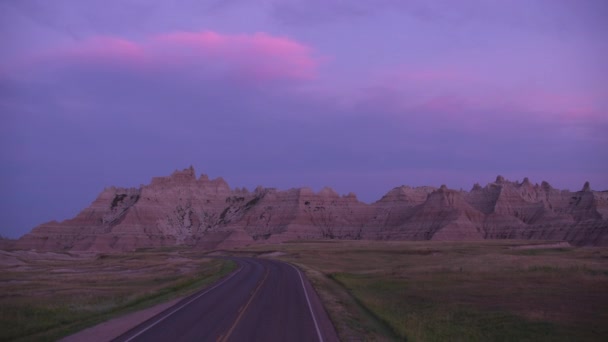 Dirigindo Através Parque Nacional Badlands Pôr Sol Dakota Sul — Vídeo de Stock