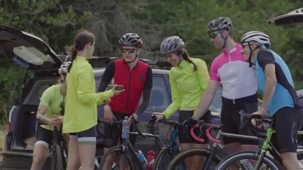 Gruppo Ciclisti Guardare Foto Sul Telefono Insieme Completamente Rilasciato Uso — Video Stock