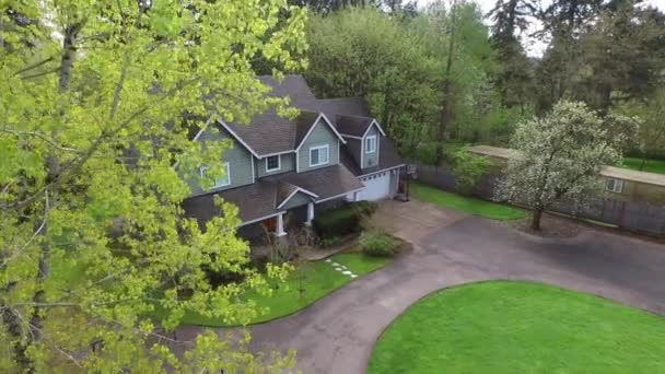 Luftaufnahme Von Einfamilienhaus Und Hof — Stockvideo
