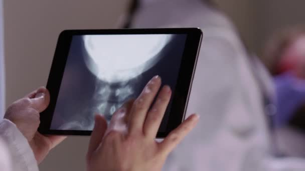 Docteur Regarde Les Rayons Avec Tablette Écran Tactile — Video