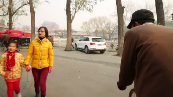 中国北京 2013年12月7日 乘坐人力车穿过北京 — 图库视频影像