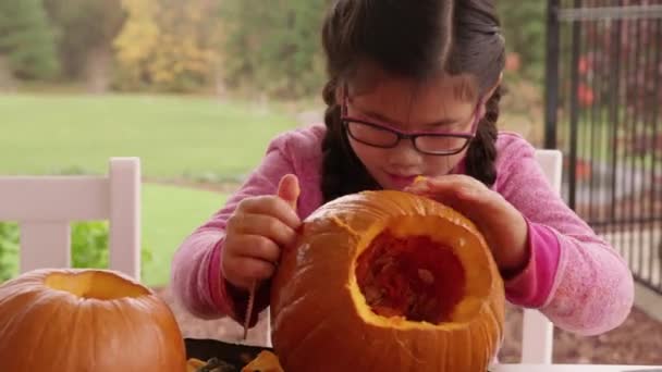 Jeune Fille Sculptant Citrouille Pour Halloween — Video