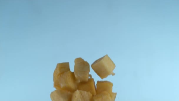 Ananasstücke Fliegen Zeitlupe Aufgenommen Mit Phantom Flex Bei 1000 Bildern — Stockvideo