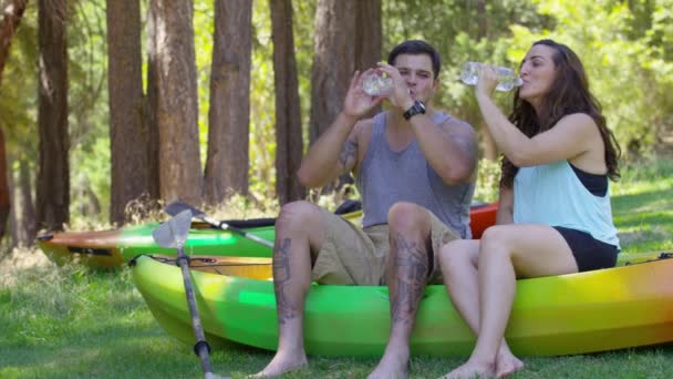 カヤックを持つカップルは 水休憩を取る — ストック動画