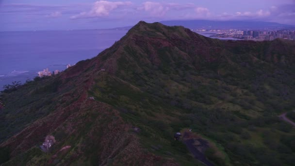 ホノルル オアフ島 ハワイ2018年頃 ダイヤモンドヘッドクレーターからワイキキの空中暴露 CineflexとRed Epic Heliumで撮影 — ストック動画