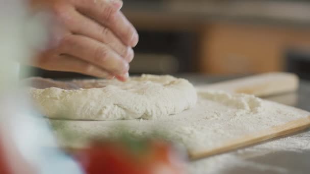 Закрыть Руки Приготовить Тесто Пиццы — стоковое видео