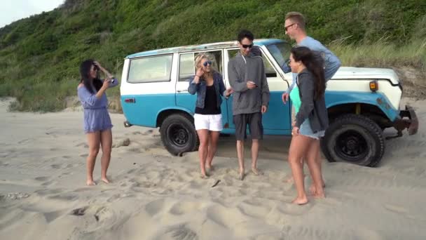 Gruppe Von Freunden Strand Beim Gemeinsamen Fotografieren — Stockvideo