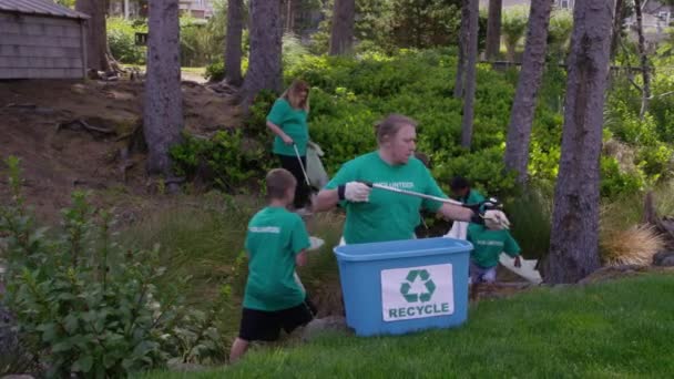 Grupo Voluntarios Limpiando Parque — Vídeos de Stock