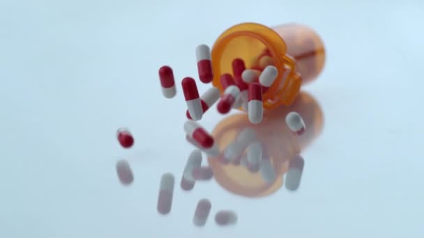 Píldoras Que Derraman Botella Cámara Lenta — Vídeo de stock
