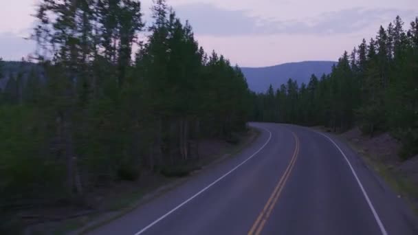 Vezetés Mentén Naplementekor Yellowstone Nemzeti Park — Stock videók
