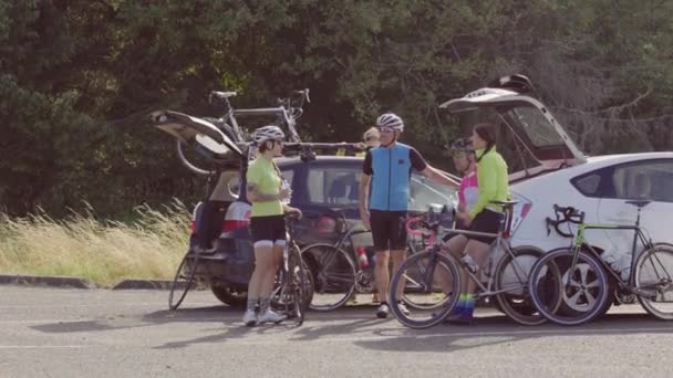 Група Велосипедистів Роблять Перерву Готуються Їзди Повністю Випущений Комерційного Використання — стокове відео