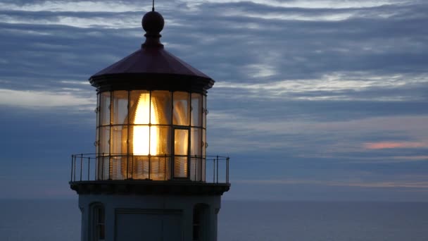 Geceleri Heceta Head Deniz Fenerinin Yakın Çekimi — Stok video