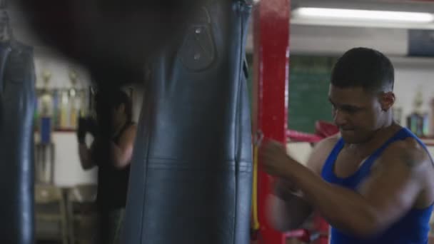 Hombre Haciendo Ejercicio Gimnasio Boxeo — Vídeo de stock