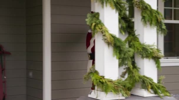 Санта Клаус Собирается Парадную Дверь Дома — стоковое видео
