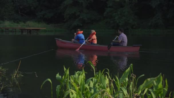 Yaz Kampındaki Çocuklar Kano Balık Tutuyor — Stok video
