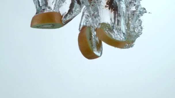 Kiwi Fröccsenő Víz Lassú Mozgás — Stock videók