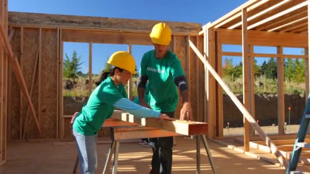 Voluntarios Trabajando Juntos Proyecto Construcción — Vídeos de Stock