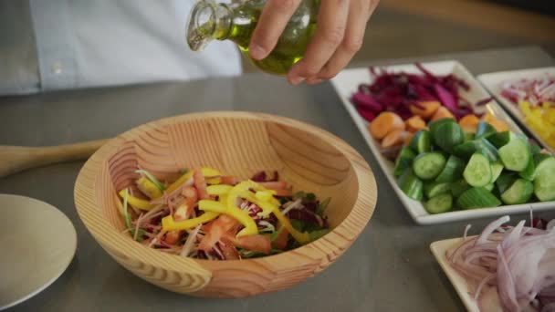 用新鲜蔬菜和油做沙拉 — 图库视频影像