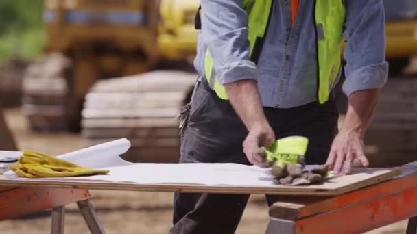 Byggnadsarbetare Tittar Över Planer Och Använder Digital Tablet — Stockvideo