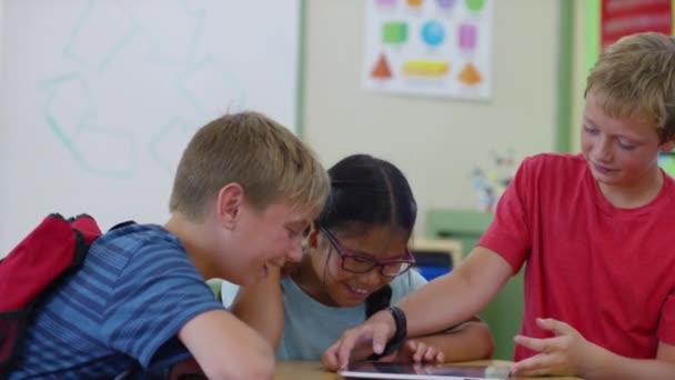 Три Студенти Весело Грають Цифровому Планшеті — стокове відео