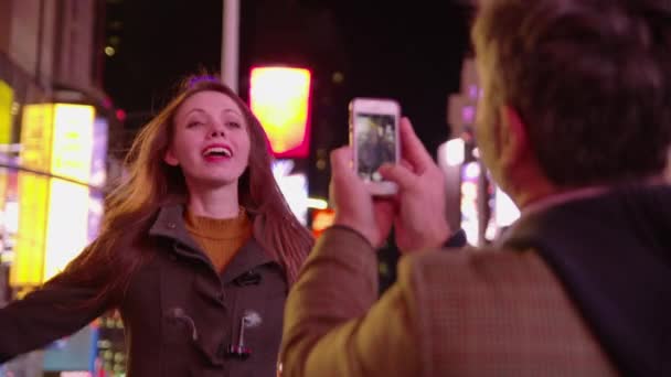 Paar Beim Fotografieren Times Square New York City — Stockvideo