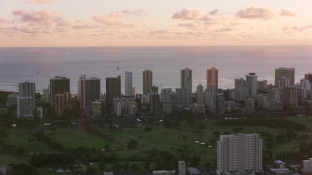 ホノルル オアフ島 ハワイ2018年頃 夕暮れ時のワイキキの空中風景 CineflexとRed Epic Heliumで撮影 — ストック動画