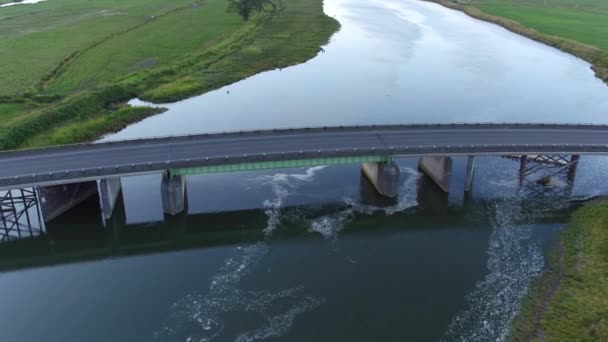 Légi Felvétel Egy Csapat Kerékpárról Akik Átmentek Hídon Teljes Mértékben — Stock videók