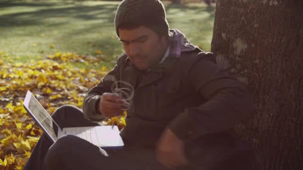 College Opiskelija Kampuksella Kannettavan Tietokoneen Avulla — kuvapankkivideo