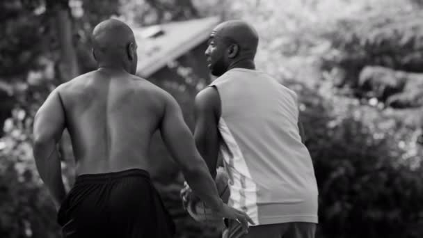 Hombres Afroamericanos Jugando Baloncesto Callejero — Vídeos de Stock