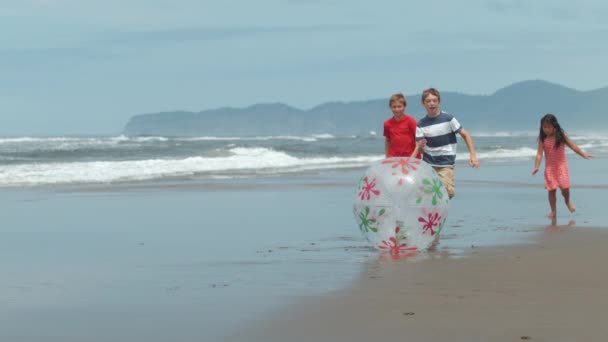 Bambini Che Corrono Calciano Palla Spiaggia Rallentatore — Video Stock