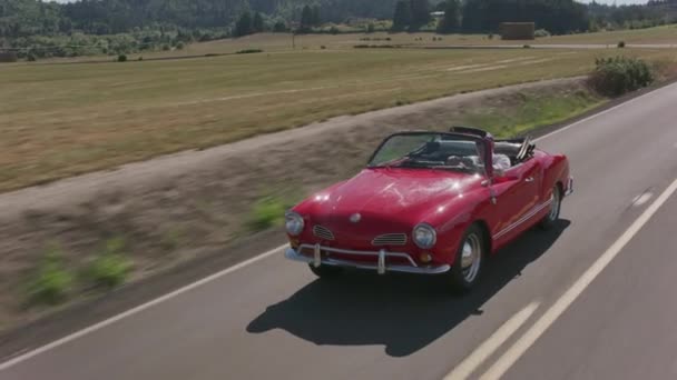 Tracking Shot Man Driving Classic Convertible Car Country Road Totalmente — Vídeos de Stock
