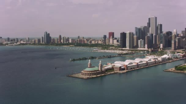 芝加哥 伊利诺伊州 2017年左右 海军码头和芝加哥市中心的空中射击 用Cineflex和Red Epic Helium拍摄 — 图库视频影像