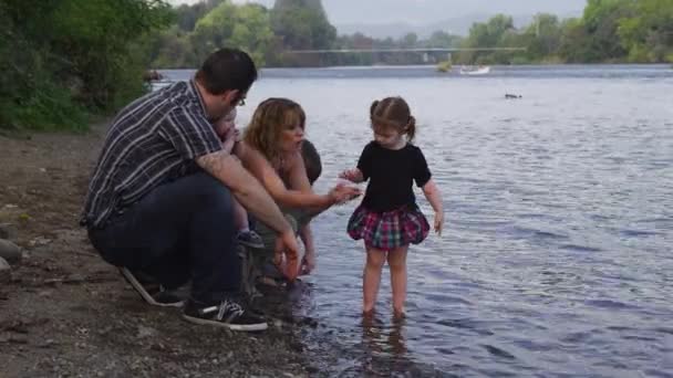 Nehir Kenarında Bir Aile — Stok video
