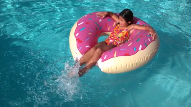 Mädchen Planscht Füße Auf Aufblasbarem Donut Superzeitlupe — Stockvideo
