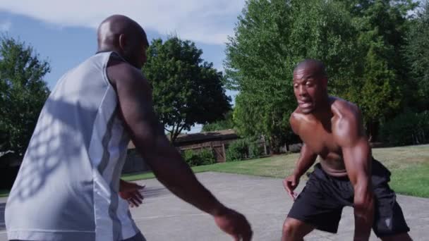 Bir Sokak Basketbolu Oyuncu Döner Şut Atar Sayı Yapar — Stok video