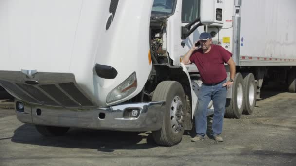 Chauffeur Camion Avec Capot Ouvert Sur Téléphone Entièrement Mis Circulation — Video