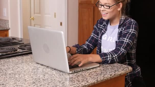 Jovem Mulher Trabalhando Computador Portátil Cozinha Casa — Vídeo de Stock