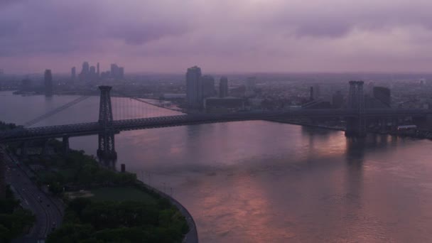 Nowy Jork Około 2017 Lecący Górę East River Przy Williamsburg — Wideo stockowe