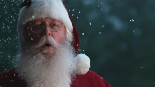 Santa Claus Riendo Con Nieve Cámara Lenta Phantom Flex — Vídeo de stock