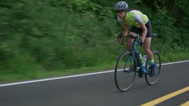 Следящий Снимок Женщины Велосипедистки Проселочной Дороге Полностью Выпущена Коммерческого Использования — стоковое видео